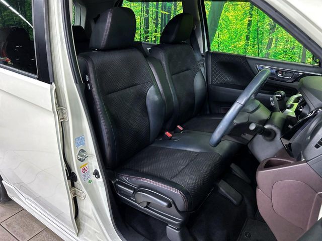 運転席シート廻りは使用感も少なく、良好な状態となっています。丁寧に使われていたことがよくわかりますね。