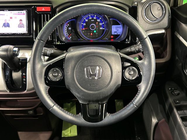 【純正革巻きステアリング】上質な革を使用することで、手にしっかり馴染みとても運転しやすいハンドルです♪