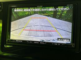 【バックカメラ】駐車時に後方がリアルタイム映像で確認できます。大型商業施設や立体駐車場での駐車時や、夜間のバック時に大活躍！運転スキルに関わらず、今や必須となった装備のひとつです！