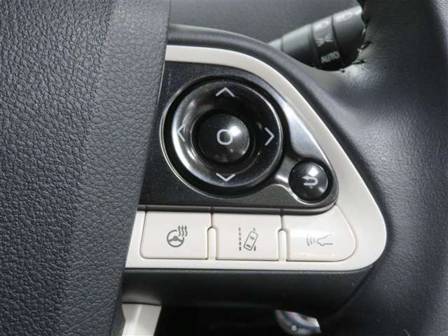 ステアリングスイッチ右側　メーター操作スイッチ、ステアリングヒータースイッチ、LDAスイッチ、車間距離切替スイッチ。　ハンドルから手を離さなくても操作ができます。