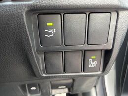 【ブラインドスポットモニター】走行中、ドアミラーの死角になりやすい箇所に後続車が接近するとサイドミラーのレンズに警告を表示！ドライバーに注意喚起をしてくれます。