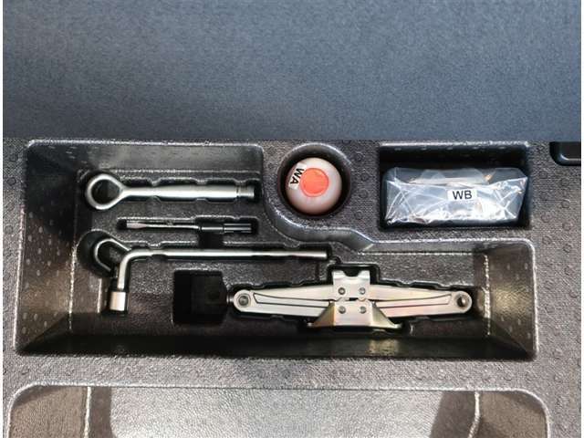 パンク修理キットと車載工具です。