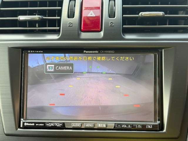 バックカメラがついて後方確認が簡単にできます！苦手としている車庫入れ等も安心して出来ますね！凄く需要の高い装備ですので、最初から付いていれば言う事なしですよね！？
