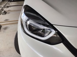 【LEDヘッドライト】大光量で夜道や雨の日の安心感を高めるLEDヘッドライト。周囲の明るさに応じて自動点灯・消灯/ライトの消し忘れも防げるオートライトコントロール付！