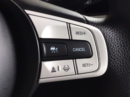 【アダプティブ・クルーズ・コントロール】予め設定した車速内でクルマが自動的に加減速。 前走車との適切な車間距離を維持しながら追従走行し、高速道路でのドライバーの疲労を軽減してくれる嬉しい機能付♪