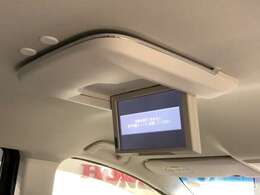 後部座席にリアTVモニターがあるので、お子様が見えても長時間の移動中でも退屈せずに過ごせますね。