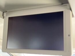【フリップダウンモニター】大画面モニターで後席でもエンタメをお楽しみいただけます。小さなお子様にも大人気の装備です♪