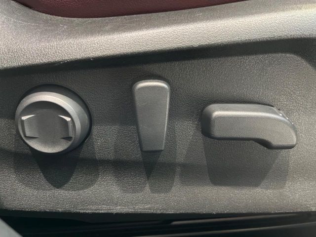 【パワーシート】スイッチ一つで簡単にシートの微調整が可能！電動だから力もいりません！快適なシートポジションにセットして、快適なドライブをお楽しみください。