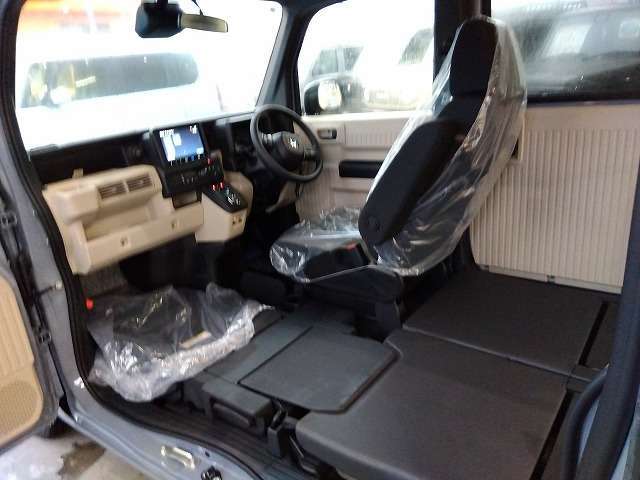 走行830Km☆純正8型ナビ☆フルセグ☆Bluetooth☆バックカメラ☆LEDヘッドライト☆急速充電ポート☆シートヒーター☆衝突軽減ブレーキ☆アダプティプクルーズコントロール☆レーンキープアシスト