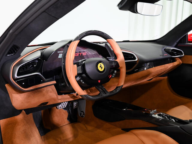 ボディカラーにはフェラーリの象徴ともいえるRosso Corsaを、インテリアにはCuoioレザーとRossoのステッチ＆シートベルトを組み合わせ、上質で温かみのある空間を生み出しています。