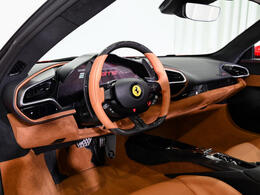 ボディカラーにはフェラーリの象徴ともいえるRosso Corsaを、インテリアにはCuoioレザーとRossoのステッチ＆シートベルトを組み合わせ、上質で温かみのある空間を生み出しています。