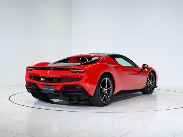 ハイブリッドでもFerrariらしいレスポンスと鼓動をしっかり感じられます。
