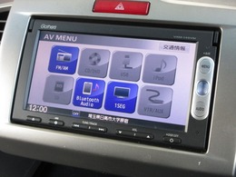 ギャザズメモリーナビ(VXM-145VSi)が装着されております。AM、FM、CD、DVD再生、ワンセグTV、Bluetoothがご使用いただけます。初めて訪れた場所でも道に迷わず安心ですね！