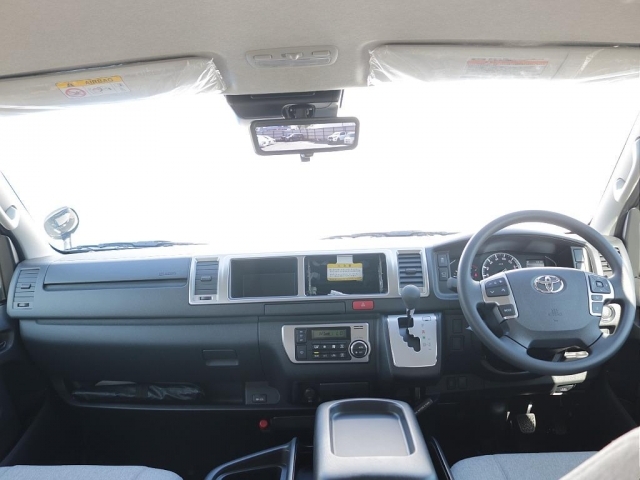 運転席助手席はワイド幅ならではの広々空間で過ごせて快適性もグッドです♪