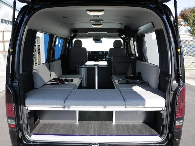 乗車定員は7名で後部座席には横向きで5人座れるようになっております！！