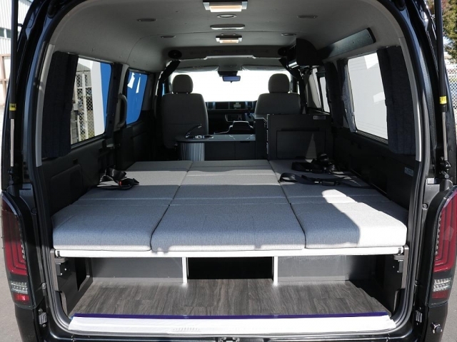 背もたれ部分を取り外して中央部分に取り付ければ大人3人でも寝れるフラットな就寝スペースが作り出せます?