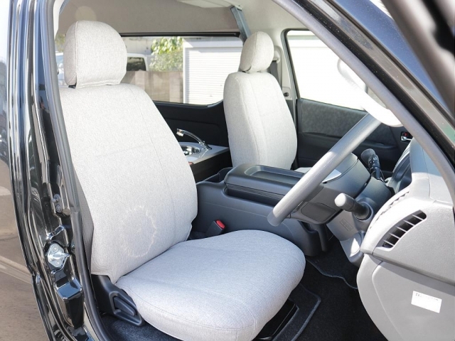 シートカバーも装着されており内装は統一感あるお洒落な雰囲気に仕上がっております♪