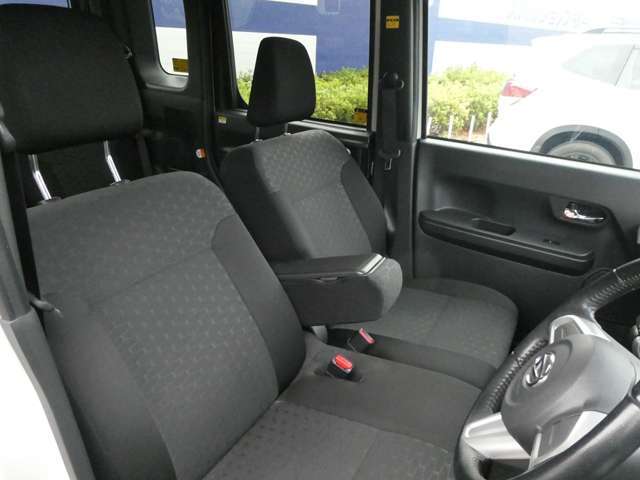 運転席★地元で創業40年の相馬モータースです。安心の指定整備工場完備。板金塗装も自社にて行っております。納車後のアフターサービスも安心！腕利きのスタッフがお客様をフルサポートします★