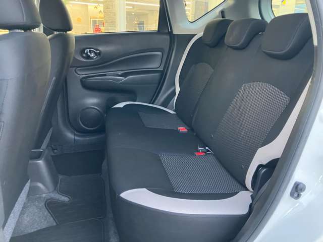 後部座席も気になるようなキズ・汚れやへたり等、大きなダメージはなく、良好な状態です。