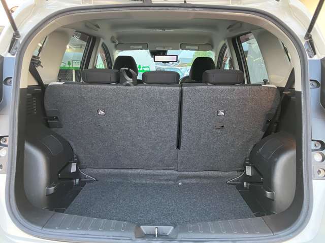ラゲッジルームは、大容量のスペースを確保。普段のお買い物からレジャーまで、幅広く活躍してくれます！また、リアシートを倒すことで広々お使いいただけます。