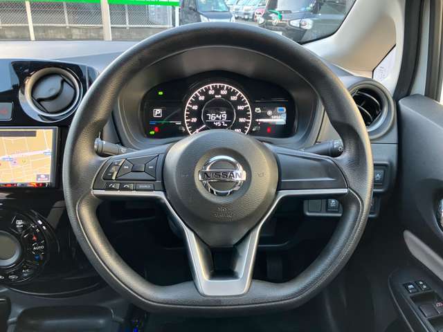 ステアリングも使用感が少なく、きれいな状態となっております。