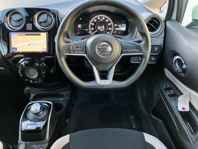 ステアリングも使用感が少なく、きれいな状態となっております。