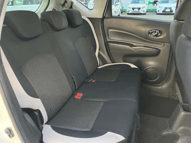 後部座席も気になるようなキズ・汚れやへたり等、大きなダメージはなく、良好な状態です。