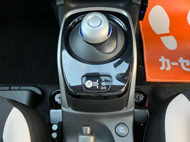 【キーレス】少し離れた場所からでもボタン一つでドアの開錠・施錠ができるのでとっても便利！ドアの鍵穴周りに傷をつけることもありません。