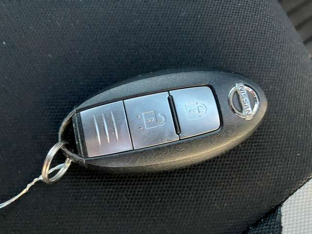 【キーレス】少し離れた場所からでもボタン一つでドアの開錠・施錠ができるのでとっても便利！ドアの鍵穴周りに傷をつけることもありません。