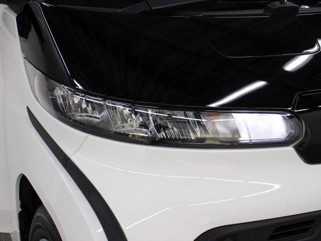 消費電力の少ないLEDヘッドランプを採用。豊かな光質と、自然光に近い光質で、夜間のドライブの安全をサポートします。
