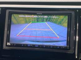 【バックカメラ】駐車時に後方がリアルタイム映像で確認できます。大型商業施設や立体駐車場での駐車時や、夜間のバック時に大活躍！運転スキルに関わらず、今や必須となった装備のひとつです！