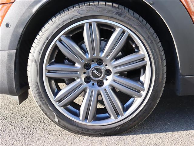 ご遠方の場合でも、下取り車両の金額を概算でお出しすることは可能でございます。車検証をお手元に、走行距離をご確認の上お問い合わせくださいませ。