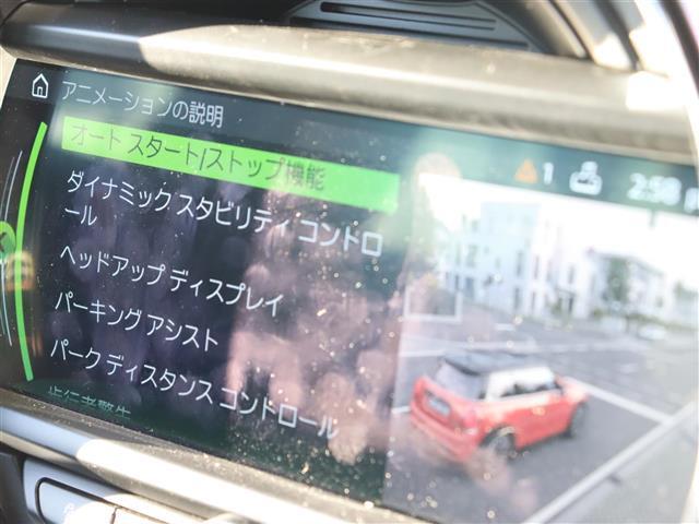 マットブラックにホワイトのLIBERALAのロゴの建物と看板が目印です。