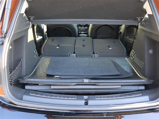 LIBERALAの名前の由来はラテン語で「libera:自由」と「ala:翼」を意味し、それらを組合せた造語です。自由な翼を得て思う存分人生を謳歌して欲しいという願いが込められています。