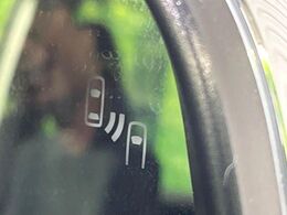【ブラインドスポットワーニング】走行中、ドアミラーの死角になりやすい箇所に後続車が接近するとサイドミラー付近に警告を表示、ドライバーに注意喚起をしてくれます。