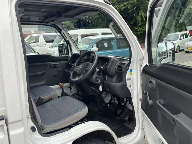 運転席の乗り心地を体感してみてください。