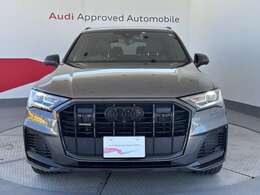 Audiの象徴であるシングルフレームグリルをよりワイドで低くシャープなデザインとすることでワイド＆ローのフォルムを協調しています。