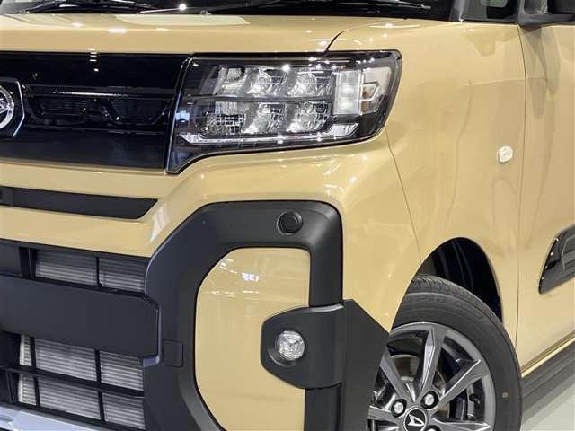 コーナーセンサーを車の前後に装備。障害物までの距離に応じて警告音を変えてお知らせ。縦列駐車時や駐車場・車庫などでの取り回しをサポートします。詳細は販売店スタッフまでおたずねください。
