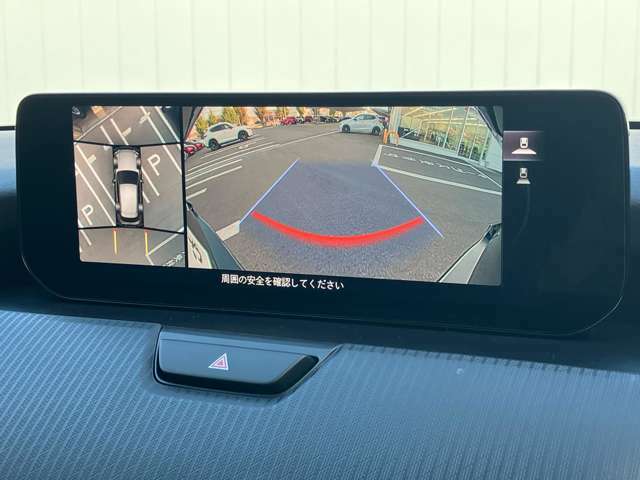 360°ビューモニターでは、両サイドとフロント、バックカメラの合成で、あたかも上空から見下ろした様に周囲を確認して頂けます。駐車場だけでなく、T字路等でも活躍のアイテムです！