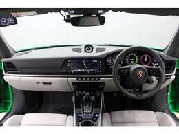 内装もクレヨンカラーにメーター、シートベルトはボディ系統色となりとてもおしゃれな1台となります。