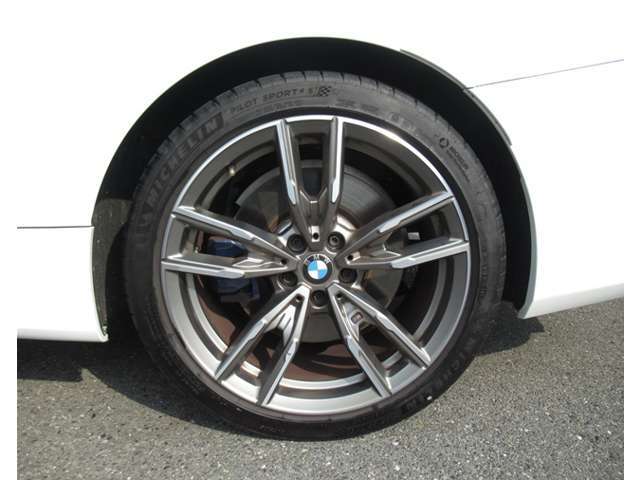 お洒落は脚元から、デザイン性の良いBMWのアロイホイールはクルマの雰囲気をよりスポーティに、よりエレガントに演出。もちろん強度も十分で安心。