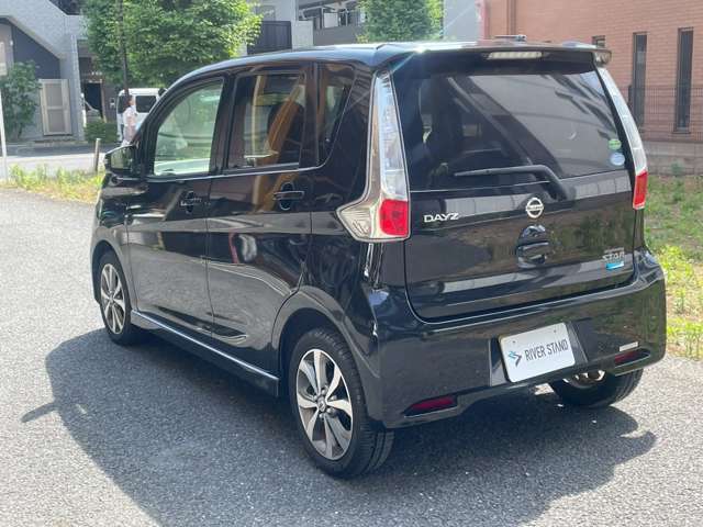 遠方のお客様で実際にお車を見る事ができない場合は、目立つ傷やご指定の箇所を写真撮影し、別途メール等でお送りする事も可能です。ラインでのやり取りにも対応しておりますので、お気軽にご用命くださいませ！