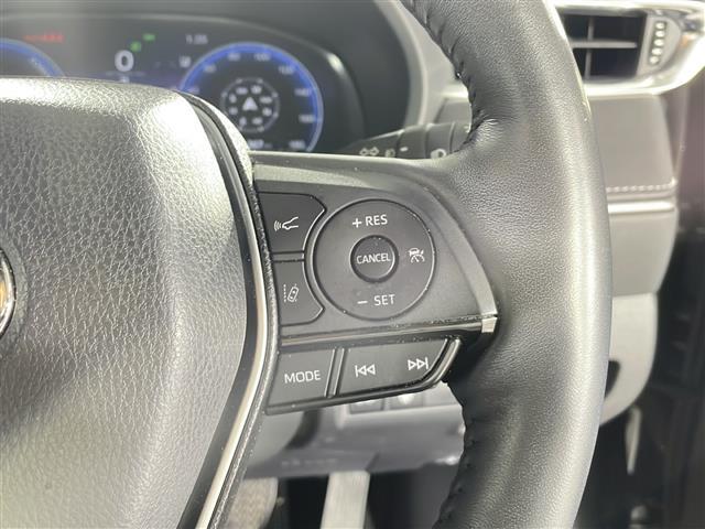 【　アダプティブクルーズコントロール　】設定した車速内で自動で加減速。先行車との車間距離を適切に維持した追従走行が可能です。
