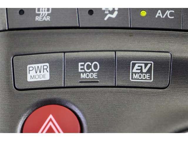 パワフルな走行が楽しめる「PWR」、燃費をより向上させる「ECO」、気分や走行状況に合わせて動力の切替えが出来ます。EVモードはモーターのみで動くので、夜間などの静かに走行したい時に便利です。