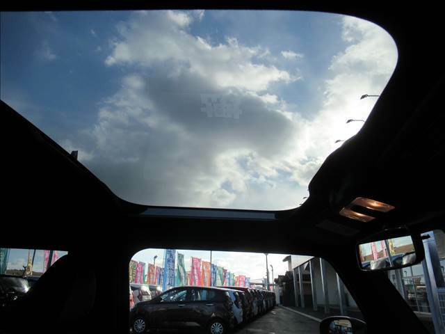 【ガラスルーフ】シェードを開けると、車内が開放感ある雰囲気になるのは大きな魅力です。