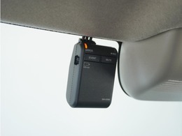 ◆バックカメラ◆リバースにするだけで映ります、後方の安全確認や、狭い駐車場での車庫入れ、雨の日や夜間など視界の悪い時に便利です！安全にバックする為には欠かせない装備です。