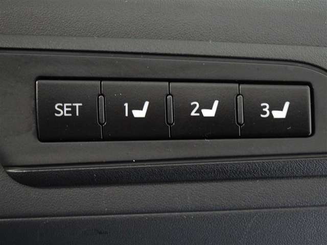 運転席のパワーシートは3名様分までメモリー機能付きです。