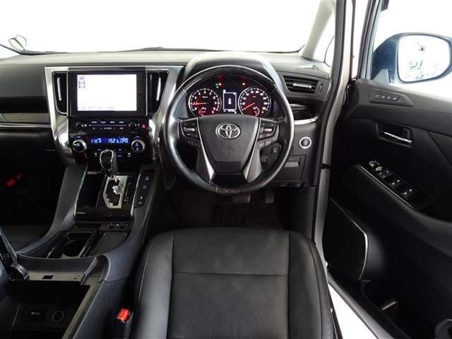 ウッド調と革巻きステアリングで快適な操作性の運転席です。