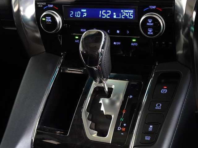 電動パーキングブレーキ・ブレーキホールドを装備してます。ホールド機能は信号待ちが多い一般道で疲労軽減になり、大好評です！