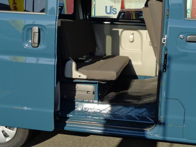 リヤシートも全車消毒済みです。収納時はきれいに収まり荷台がフラットになるので、ゆとりある荷室床面長を確保できます。消毒済み。